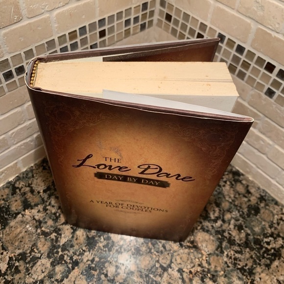 The Love Dare Day by Day: A Year of Devotions for Couples [Hardcover] Kendrick, - Picture 2 of 6